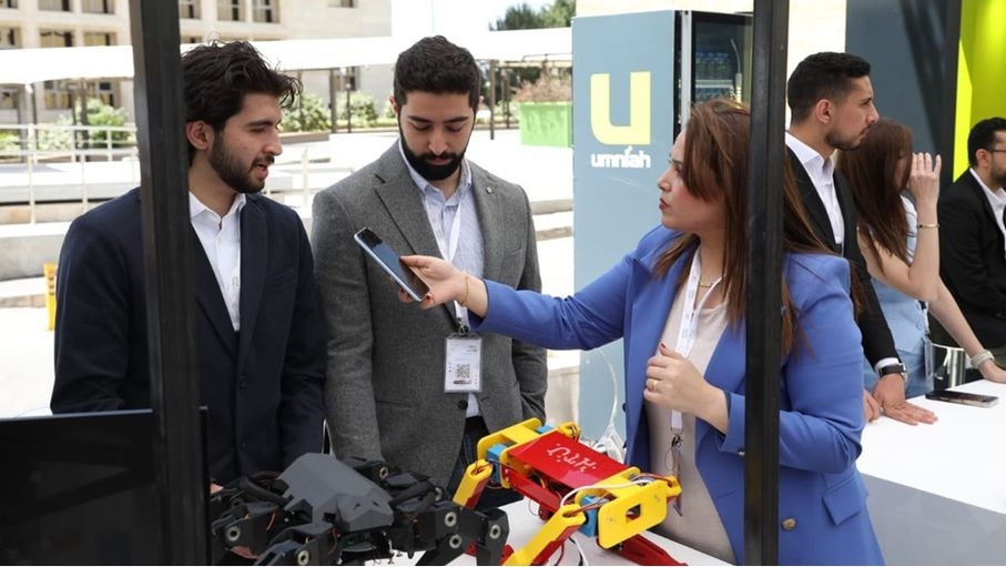 "روبوت العنكبوت": ابتكار شبابي يتجاوز الطموح في منتدى "التواصل"