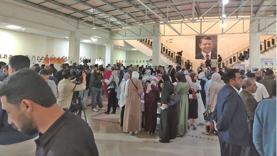 الأيام الوظيفية.. شباب يسعون للقفز من صفوف البطالة في محافظاتهم إلى سوق العمل (فيديو)