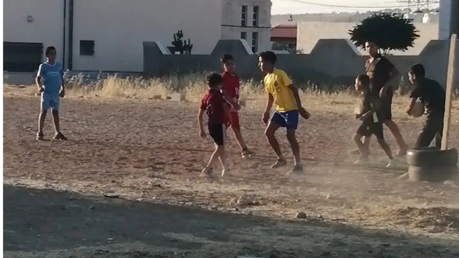 الكرك.. غياب المرافق يدفع بطلبة المدارس إلى مواجهة المخاطر خلال العطلة الصيفية