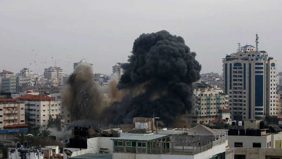 الاحتلال يستمر باستهداف المسعفين والمجوّعين والنازحين في غزة