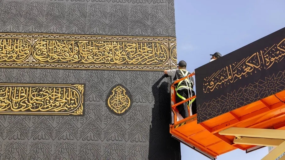 «الكعبة المشرفة» ترتدي ثوبها الجديد في إرث متواصل لـ100 عام