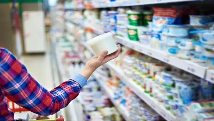 ضبط مواد غذائية غير صالحة للاستهلاك في الكرك