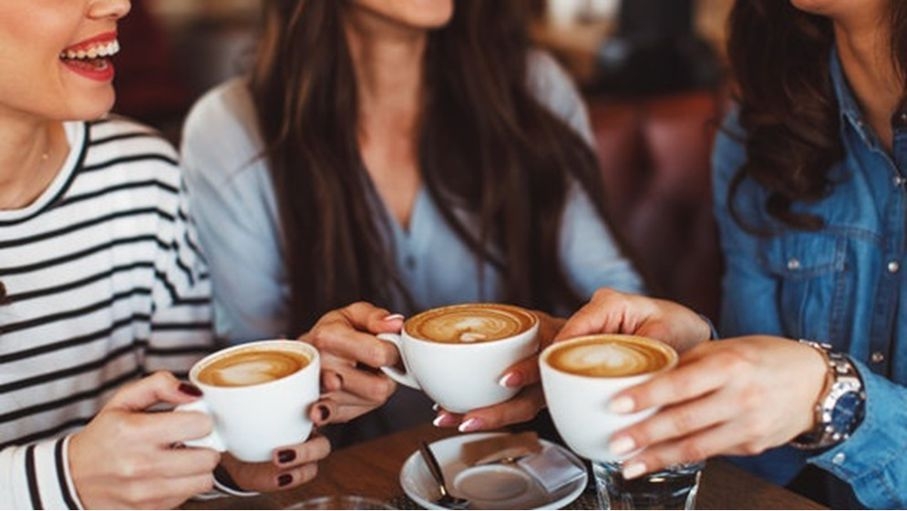 القهوة اليومية قد تقي النساء من 11 مرضاً مزمناً بعمر الـ70