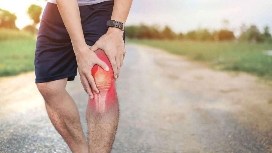 دراسة تؤكد.. الطريق لعلاج أوجاع الركبة يبدأ من الأذن