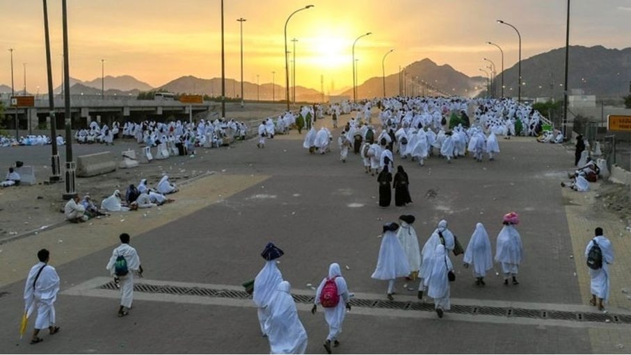 حجاج بيت الله الحرام ينفرون إلى مزدلفة بعد وقوفهم على صعيد عرفات