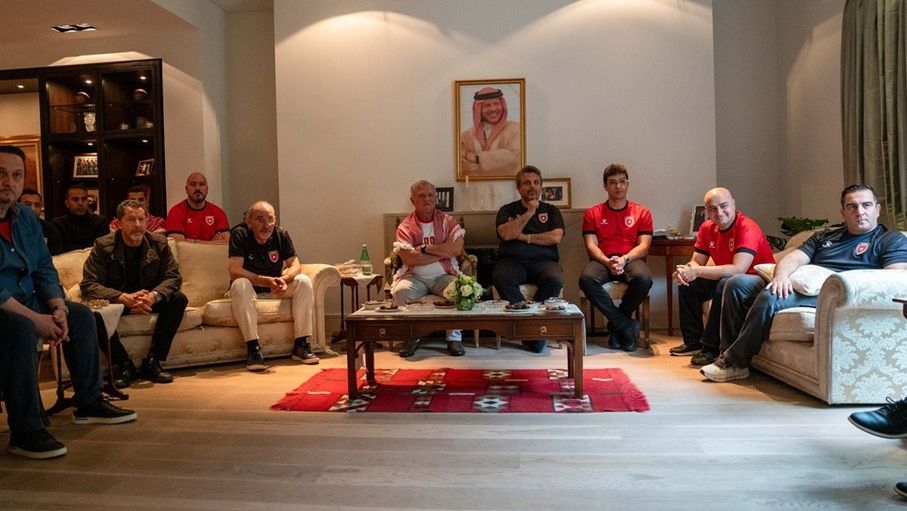 الملك يتابع مباراة النشامى مع عُمان من السفارة الأردنية في لندن