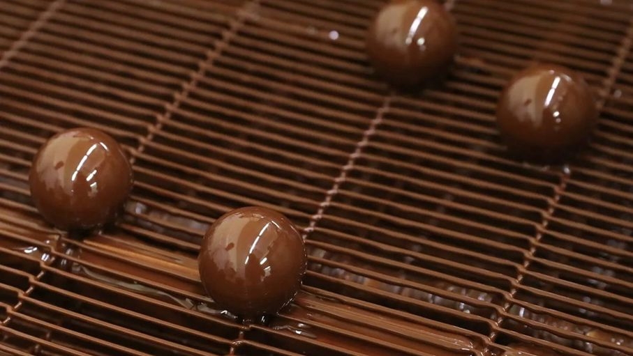 ماذا يحدث لضغط دمك عند تناول الشوكولاته والشاي معاً؟