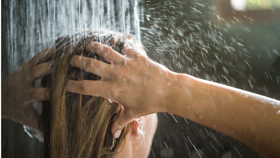 لماذا الاستحمام بالماء الساخن يعتبر تهديدا صحيا خفيا؟