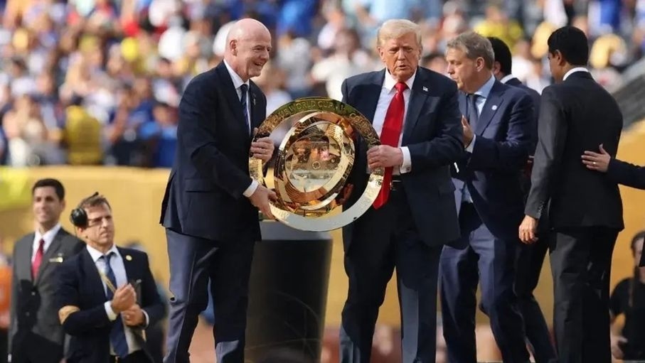 ترامب يحتفظ بكأس العالم للاندية!