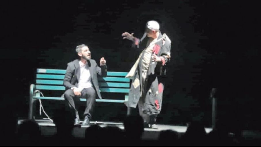 "أنا والعذاب وهواك".. حين يصبح الأمل ترفا على خشبة المسرح