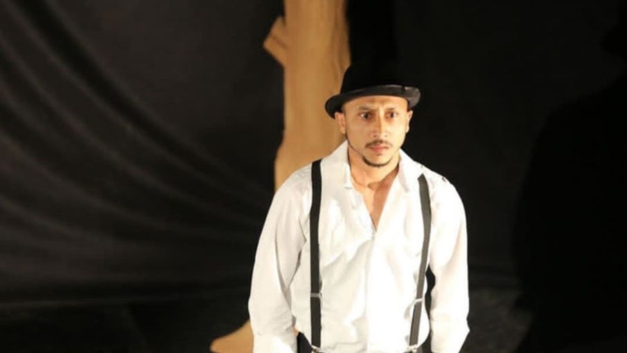 "محاولة إخراج ممثلين حمقى".. نافذة على العبث الإنساني