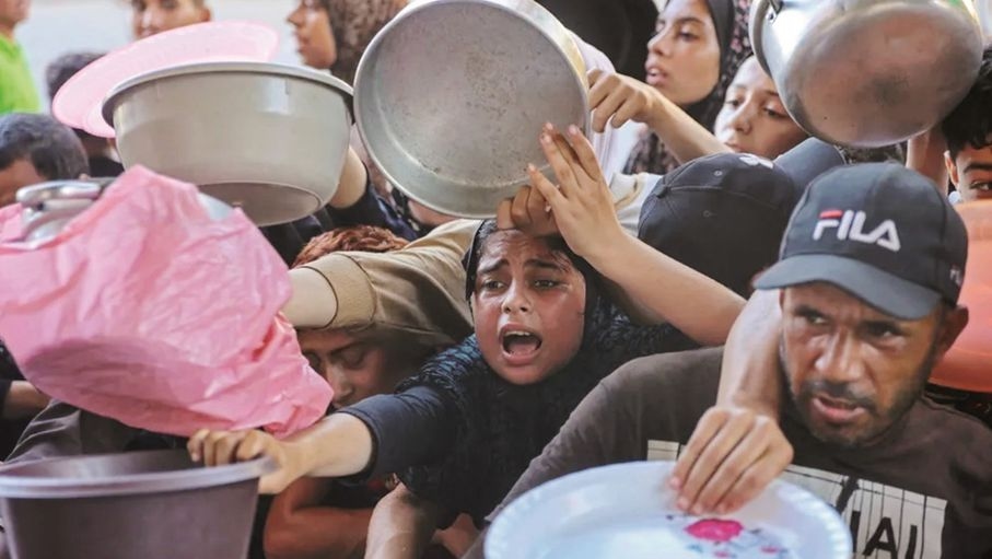 هندسة الجوع في غزة.. حين يُقصف الرغيف قبل أن يُخبَز
