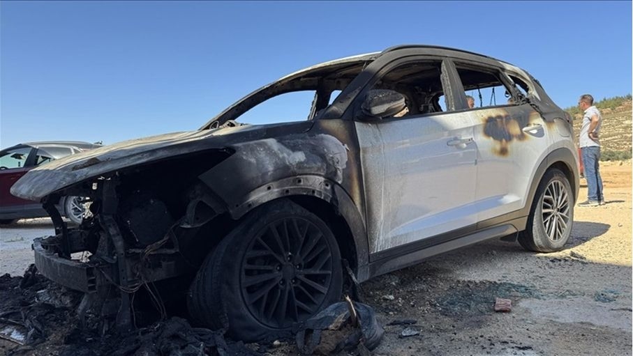 مستوطنون إسرائيليون يحرقون مركبتين فلسطينيتين بالضفة