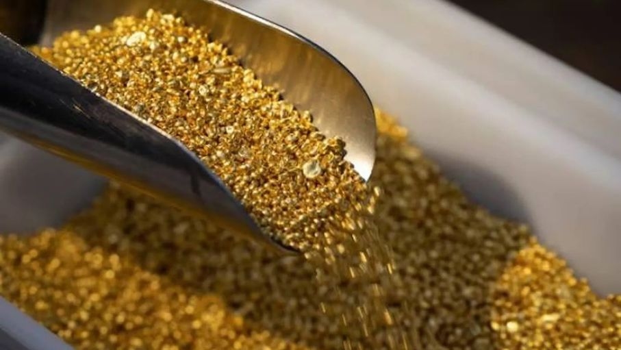 الذهب يتألق... صعود الأسعار مدفوعاً بضعف الدولار وتوترات التجارة