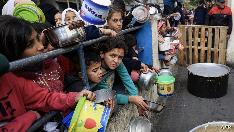 28 طفلا يستشهدون في غزة يوميا جراء القصف والتجويع