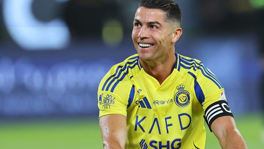 رونالدو يطالب بمدافع برشلونة