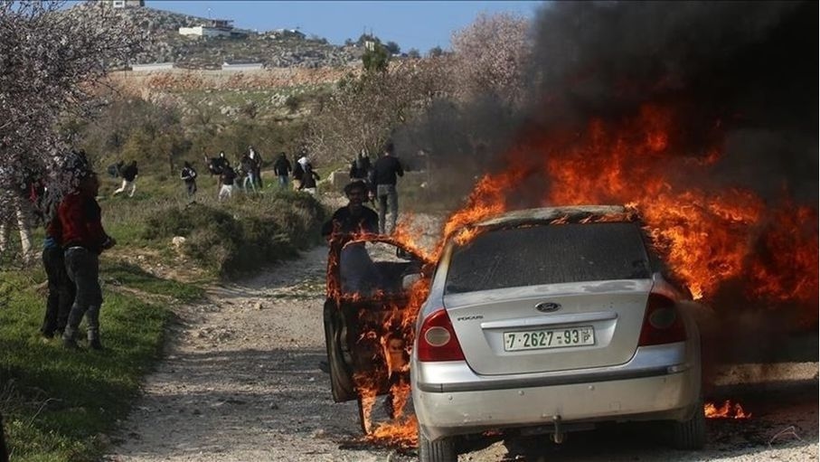 مستوطنون إسرائيليون يحرقون مركبتين فلسطينيتين وسط الضفة
