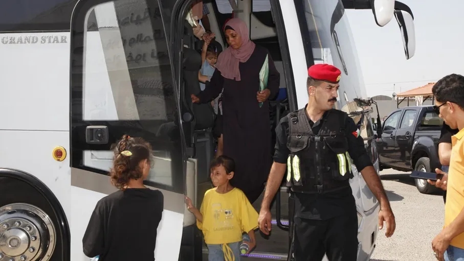 بواسل الجيش العربي يبلسمون بإنسانيتهم جراح أطفال غزة