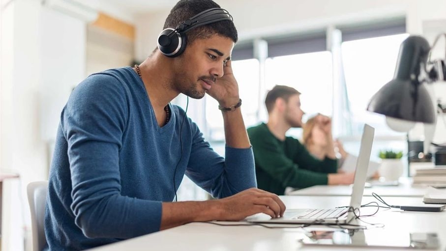 تعرف على أنواع موسيقى تعزز إنتاجية العمل