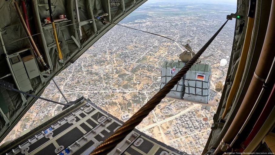 ألمانيا تبدأ إسقاط مساعدات إغاثة جوا إلى غزة