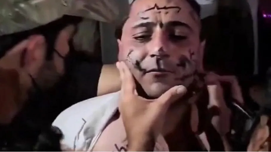 فيديو يوثق اعتداء على فنان سوري.. قصوا شعره وكتبوا على وجهه