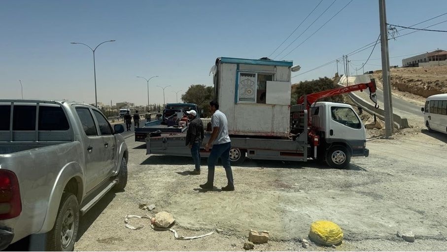 الانتشار العشوائي للأكشاك على الطرق في الكرك.. مشهد فوضوي يتجدد