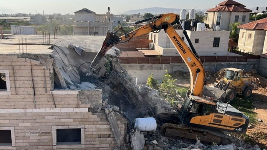 إسرائيل تهدم منشآت بقلنديا وسلوان بالقدس