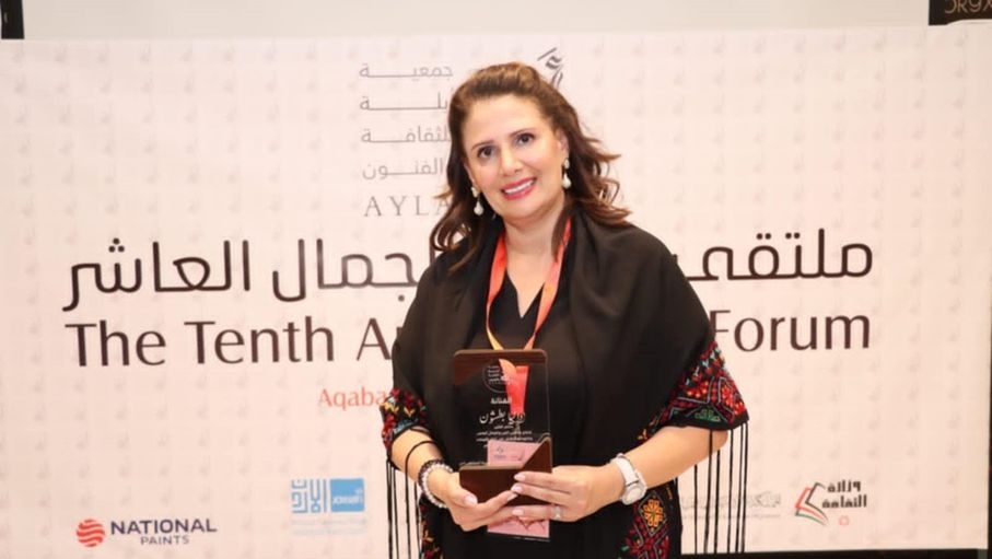 التشكيلية بطشون ترسم بالفن رسالة حياة وتمكين