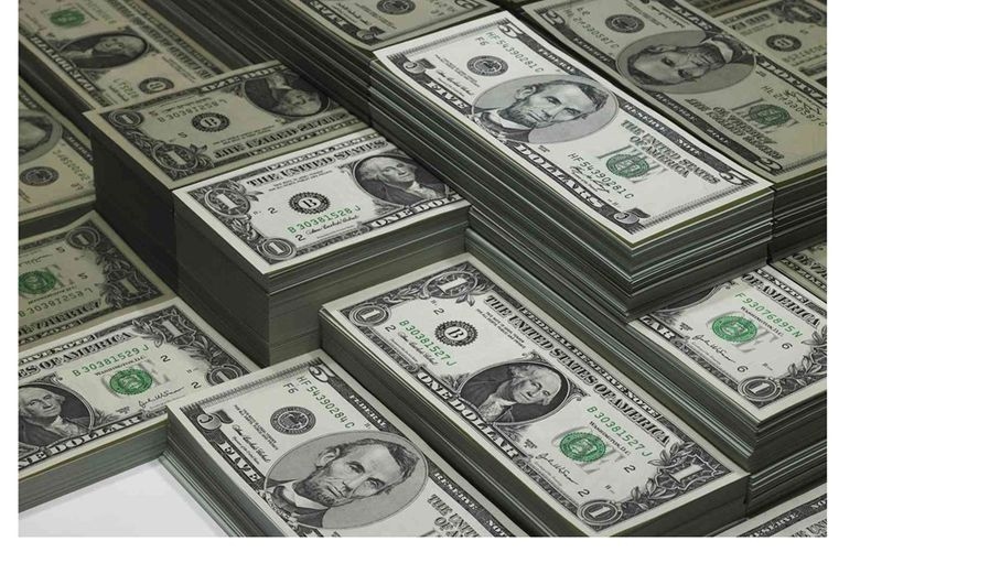 الدولار يتراجع مع تزايد احتمال خفض الفائدة