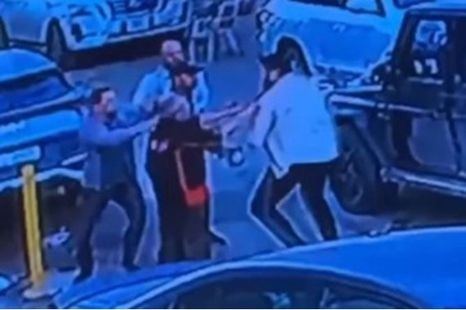 شاهد لحظة مقـ.ـتل صحفي عراقي على يد أحد أفراد حراسة مسئول كبير