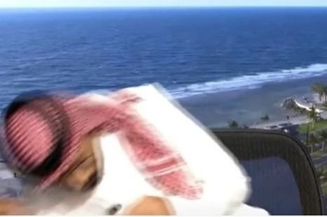 لحظة سقوط إعلامي سعودي مغشيًا عليه على الهواء