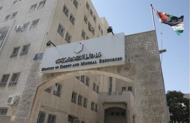 فريق من وزارتي الطاقة والإدارة المحلية يتفقد المشروع...