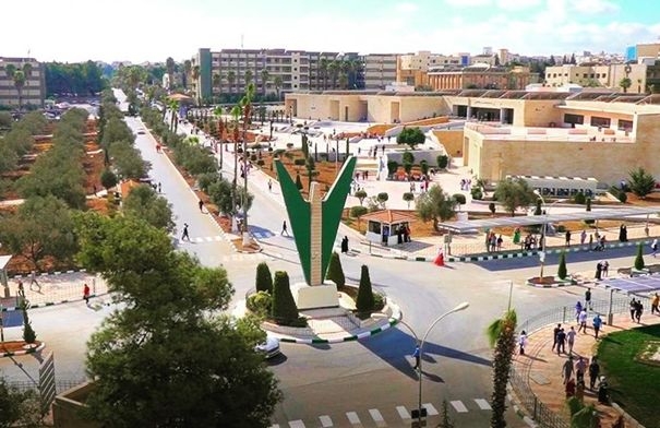 جامعة اليرموك تُوزع أجهزة حاسوب محمولة لـ 20 طالبا كفيفا
