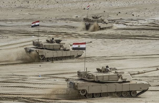 إعلام عبري: مصر قادرة على نقل 500 دبابة في يوم واحد عبر...