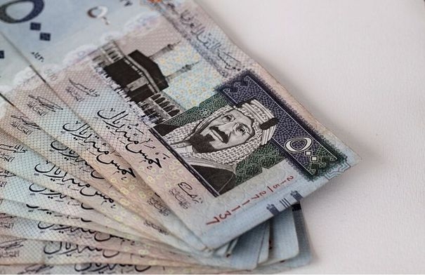 السعودية تطلق رمزا لعملتها مستوحى من الخط العربي