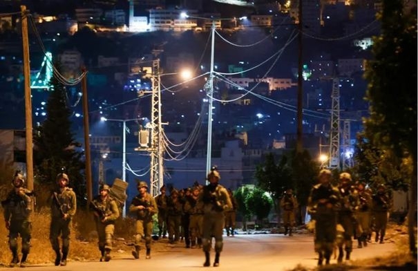 مستوطنون يدنسون مسجدًا شرقي نابلس والدبابات تطلق النار...