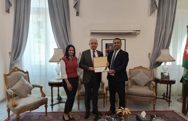 الزيت الاردني يحصد الميدالية الذهبية بمسابقة الاهرام...