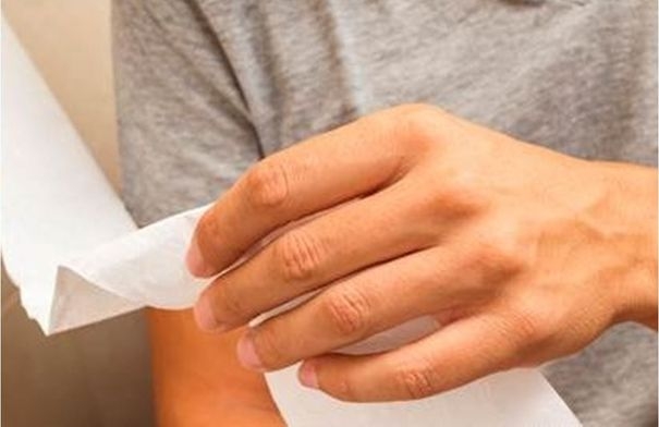 ظهور دم في البراز؟ تعرّف على الأسباب ومتى يجب استشارة...