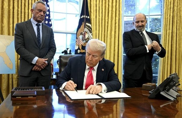 ترامب يوقع أمرا تنفيذيا باعتماد الإنجليزية اللغة الرسمية...