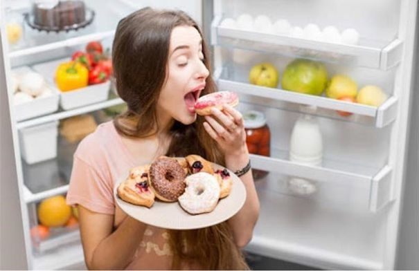 هل هناك ضررا عند تناول الحلويات ليلا؟.. طبيب يجيب
