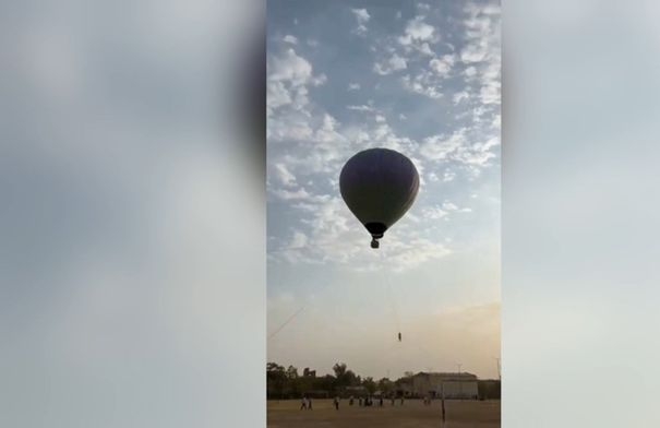 مصرع رجل علق في حبل منطاد هوائي بالهند