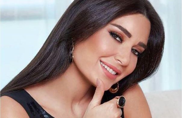 مُعجب يقتحم المسرح.. وسيرين عبد النور تتدخل بشكل مفاجئ!...
