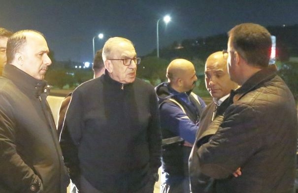 إنهاء العمل بتجديد وصيانة إنارة طريق المطار
