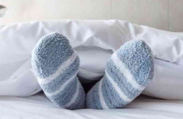 الجوارب والنوم: هل يساهم ارتداؤها في تحسين نومك أم...