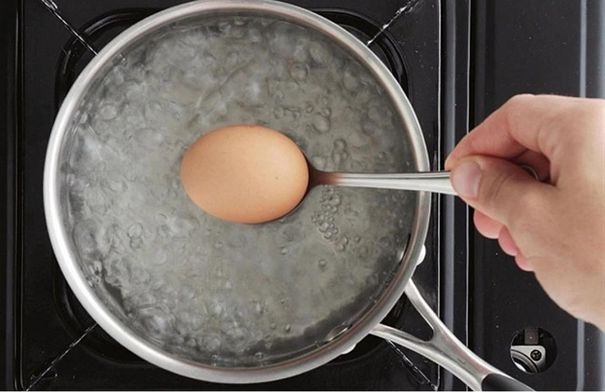 سبب عبقري سيجعلك تعيد استخدام ماء سلق البيض