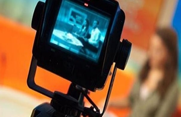 سقوط مفاجئ لمحللة سياسية أميركية على الهواء مباشرة!...