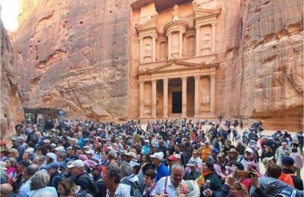 سياحة البترا تبدأ بالتعافي بأكثر من 74 ألف زائر في نيسان...