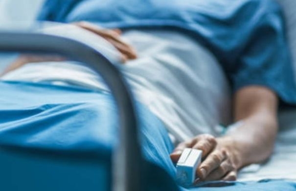 أصيب بمرض نادر أدى إلى بتر قدميه.. وفاة نجم عربي عن 42...