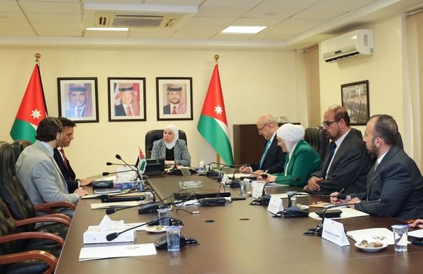 وزيرة النقل تلتقي خبيرين لبحث تطوير الاستراتيجية البحرية...
