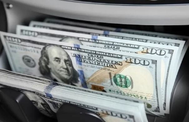 الدولار يتراجع متأثراً بانخفاض عوائد السندات الأميركية